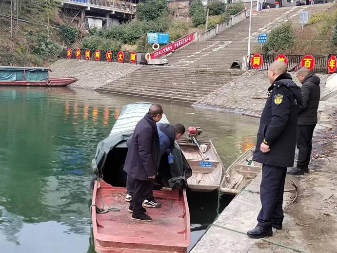春運第一天，芷江水運事務(wù)中心執(zhí)法人員去碧涌大垅進(jìn)行安全巡查，確保水上交通安全！ (4)